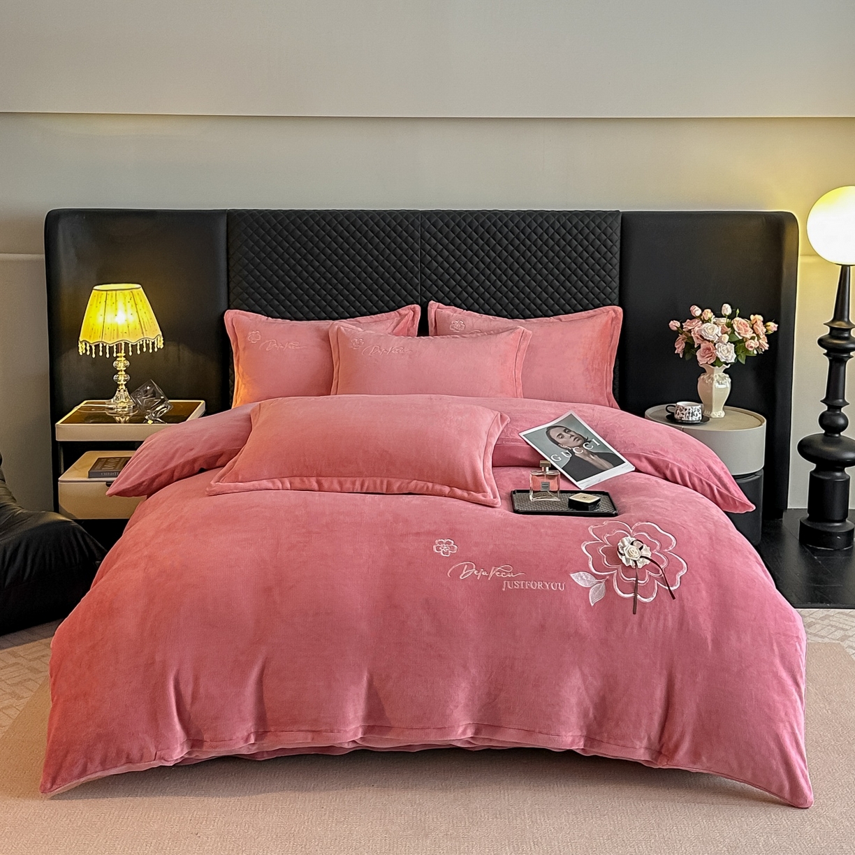 91家纺网 家纺一手货源 找家纺 梓之赫 2025新款全工艺牛奶绒手工花床盖款四件套 豆沙