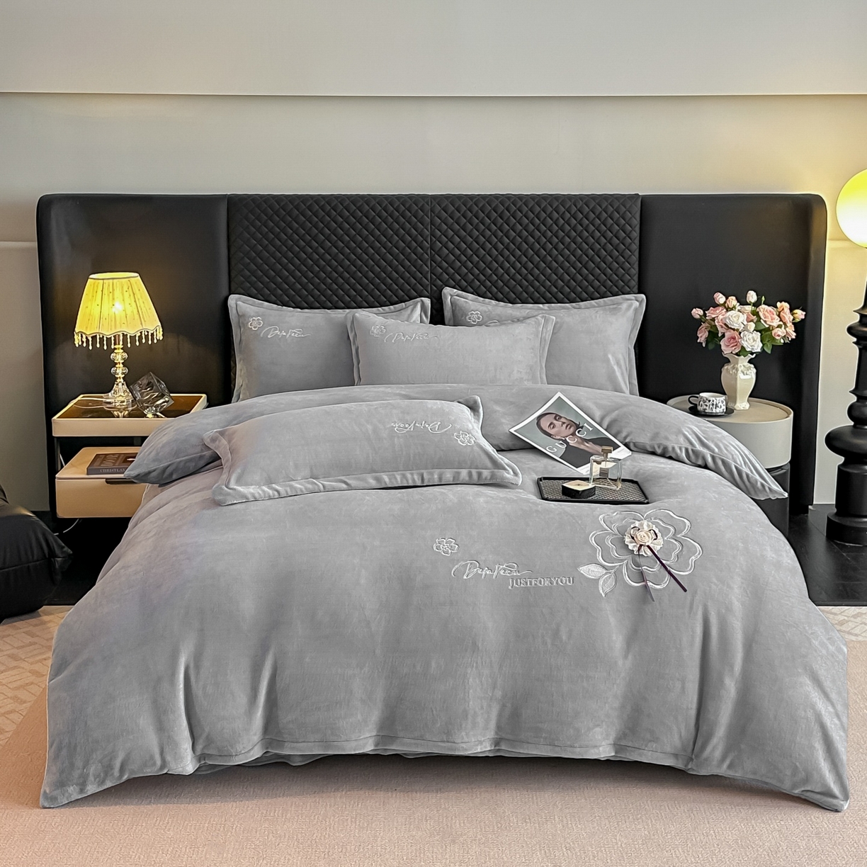 91家纺网 家纺一手货源 找家纺 梓之赫 2025新款全工艺牛奶绒手工花床盖款四件套 灰色