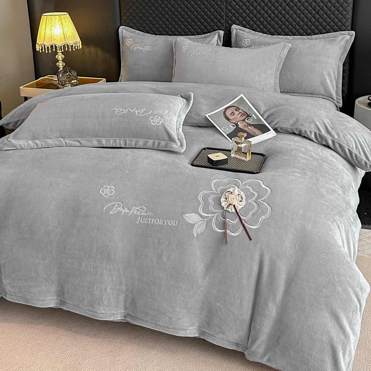 91家纺网 家纺一手货源 找家纺 梓之赫 2025新款全工艺牛奶绒手工花床盖款四件套 灰色