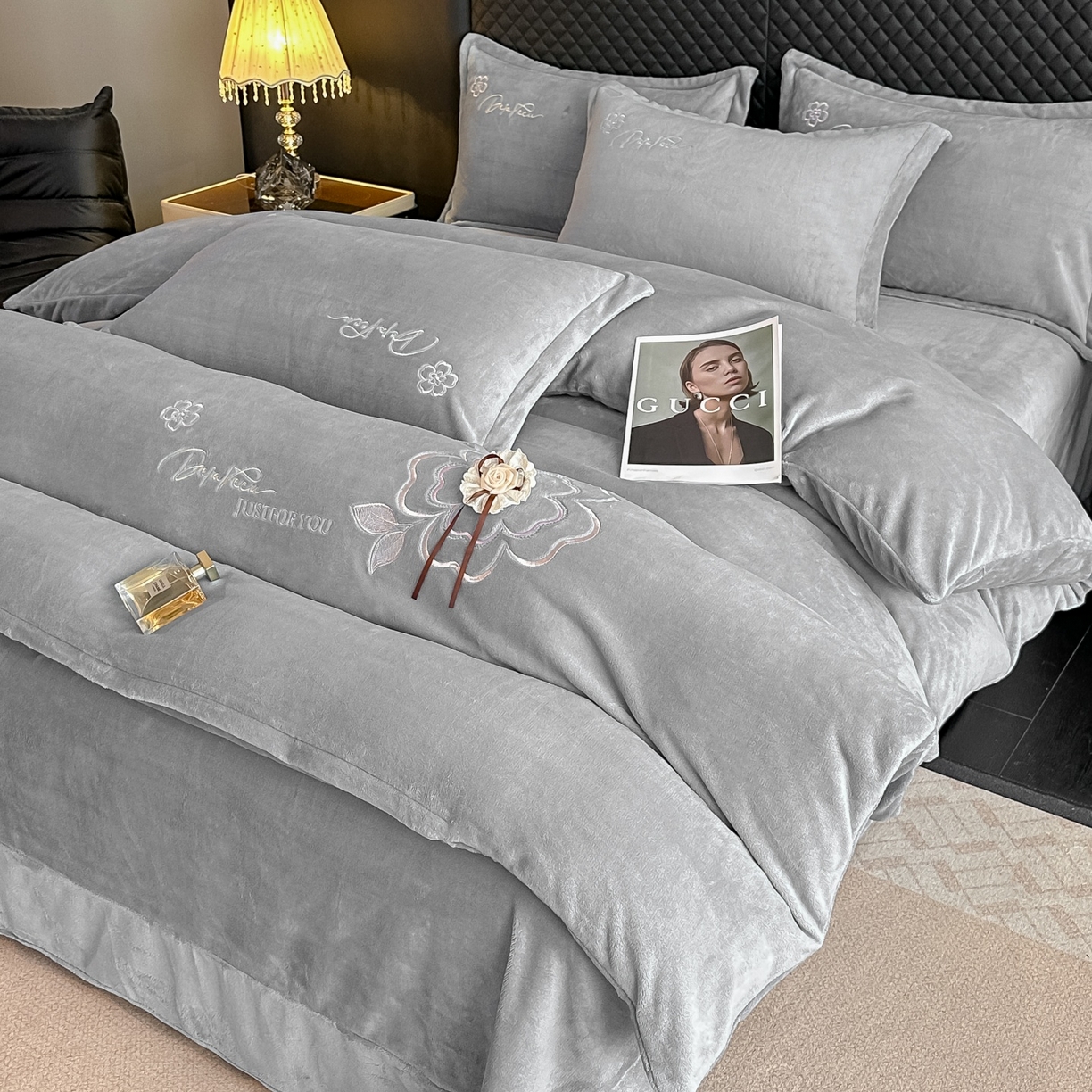 91家纺网 家纺一手货源 找家纺 梓之赫 2025新款全工艺牛奶绒手工花床盖款四件套 灰色