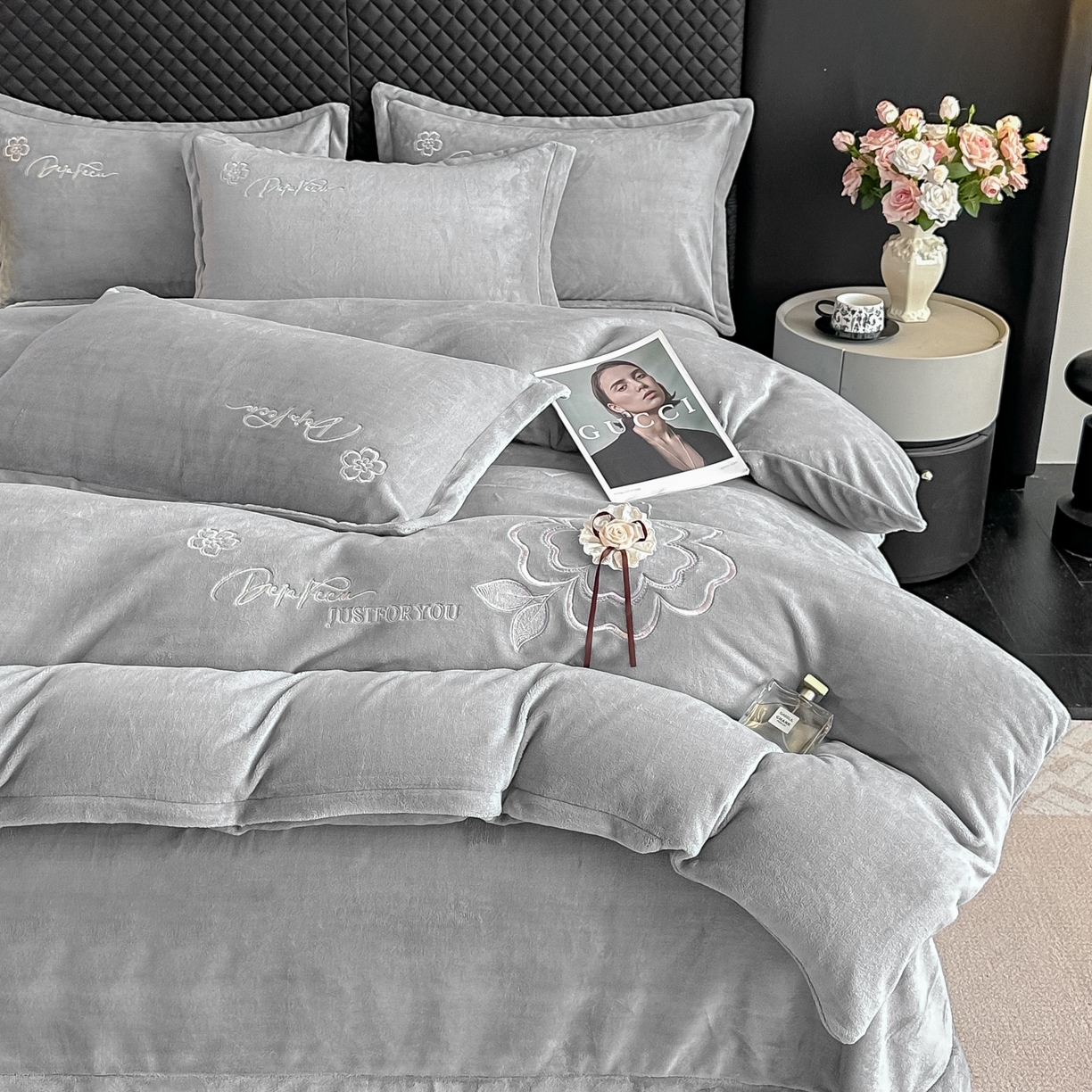 91家纺网 家纺一手货源 找家纺 梓之赫 2025新款全工艺牛奶绒手工花床盖款四件套 灰色