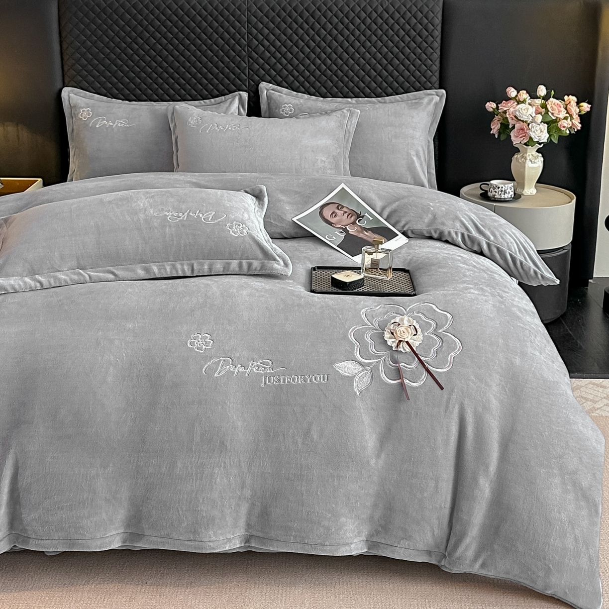 91家纺网 家纺一手货源 找家纺 梓之赫 2025新款全工艺牛奶绒手工花床盖款四件套 灰色
