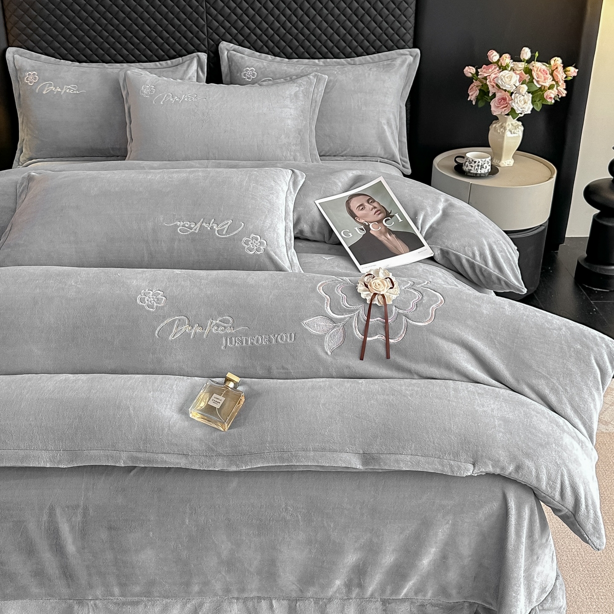 91家纺网 家纺一手货源 找家纺 梓之赫 2025新款全工艺牛奶绒手工花床盖款四件套 灰色