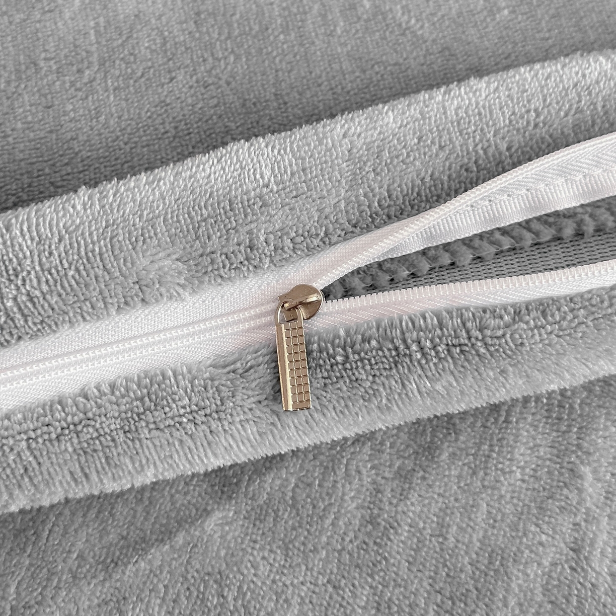 91家纺网 家纺一手货源 找家纺 梓之赫 2025新款全工艺牛奶绒手工花床盖款四件套 灰色