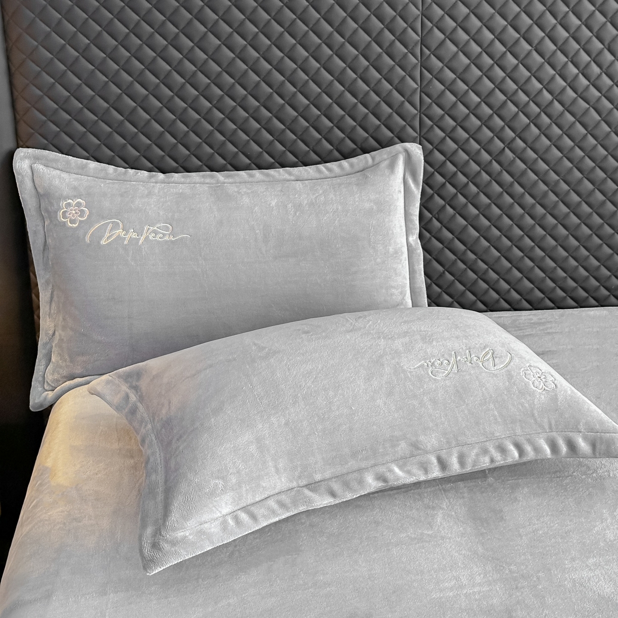 91家纺网 家纺一手货源 找家纺 梓之赫 2025新款全工艺牛奶绒手工花床盖款四件套 灰色