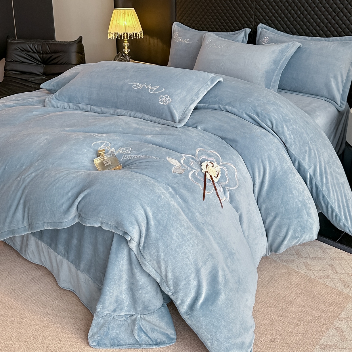 梓之赫 2025新款全工艺牛奶绒手工花床盖款四件套 蓝色