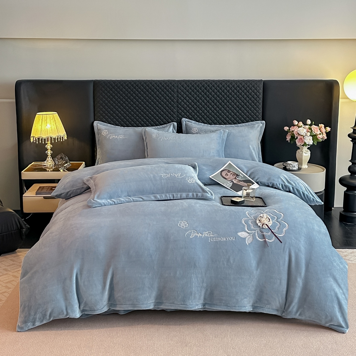 91家纺网 家纺一手货源 找家纺 梓之赫 2025新款全工艺牛奶绒手工花床盖款四件套 蓝色