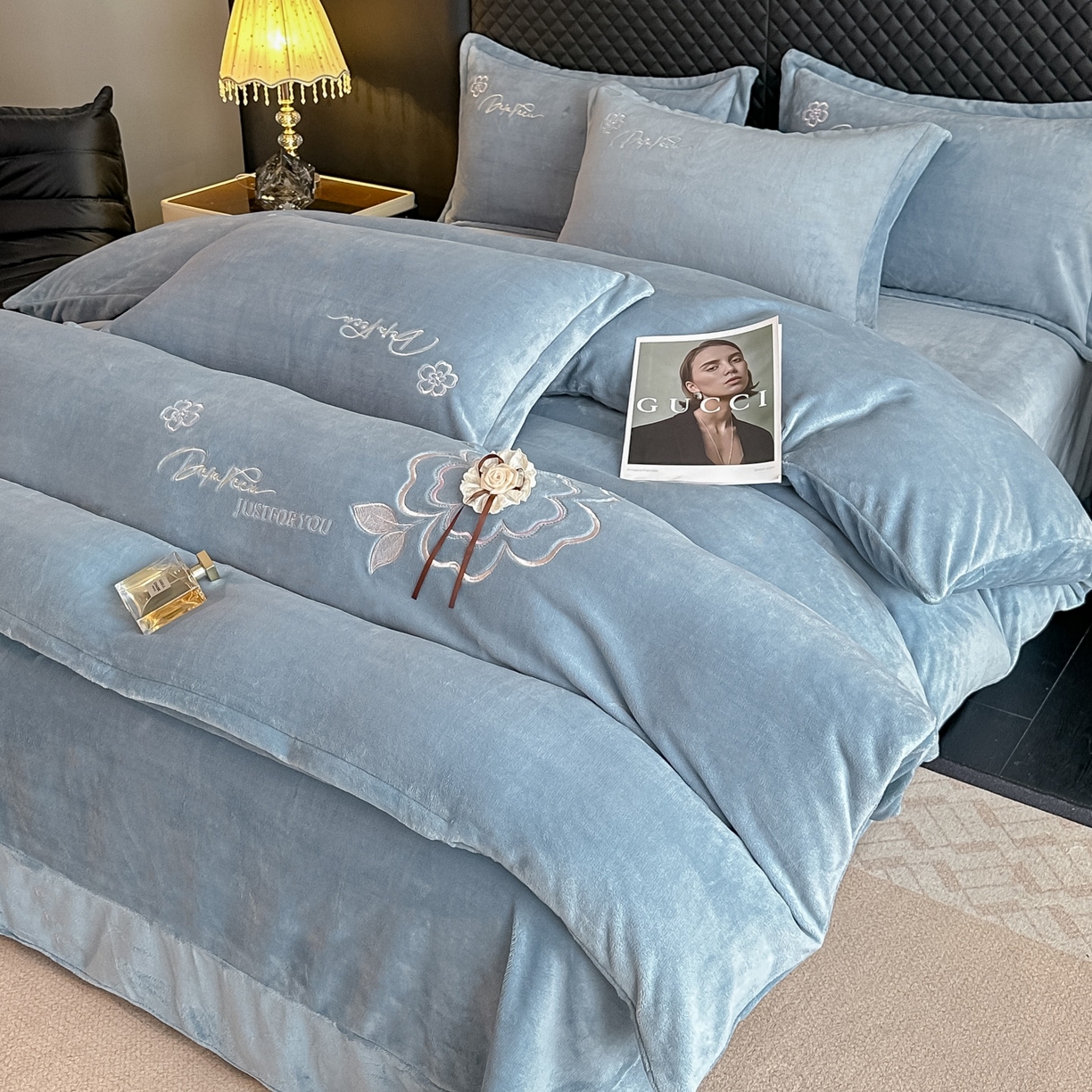 91家纺网 家纺一手货源 找家纺 梓之赫 2025新款全工艺牛奶绒手工花床盖款四件套 蓝色