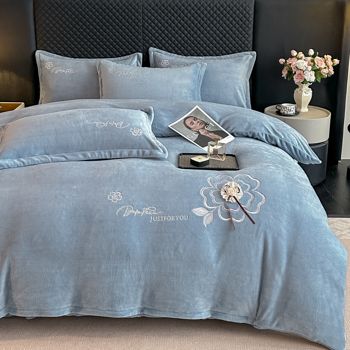 91家纺网 家纺一手货源 找家纺 梓之赫 2025新款全工艺牛奶绒手工花床盖款四件套 蓝色