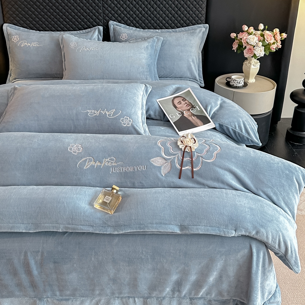 91家纺网 家纺一手货源 找家纺 梓之赫 2025新款全工艺牛奶绒手工花床盖款四件套 蓝色