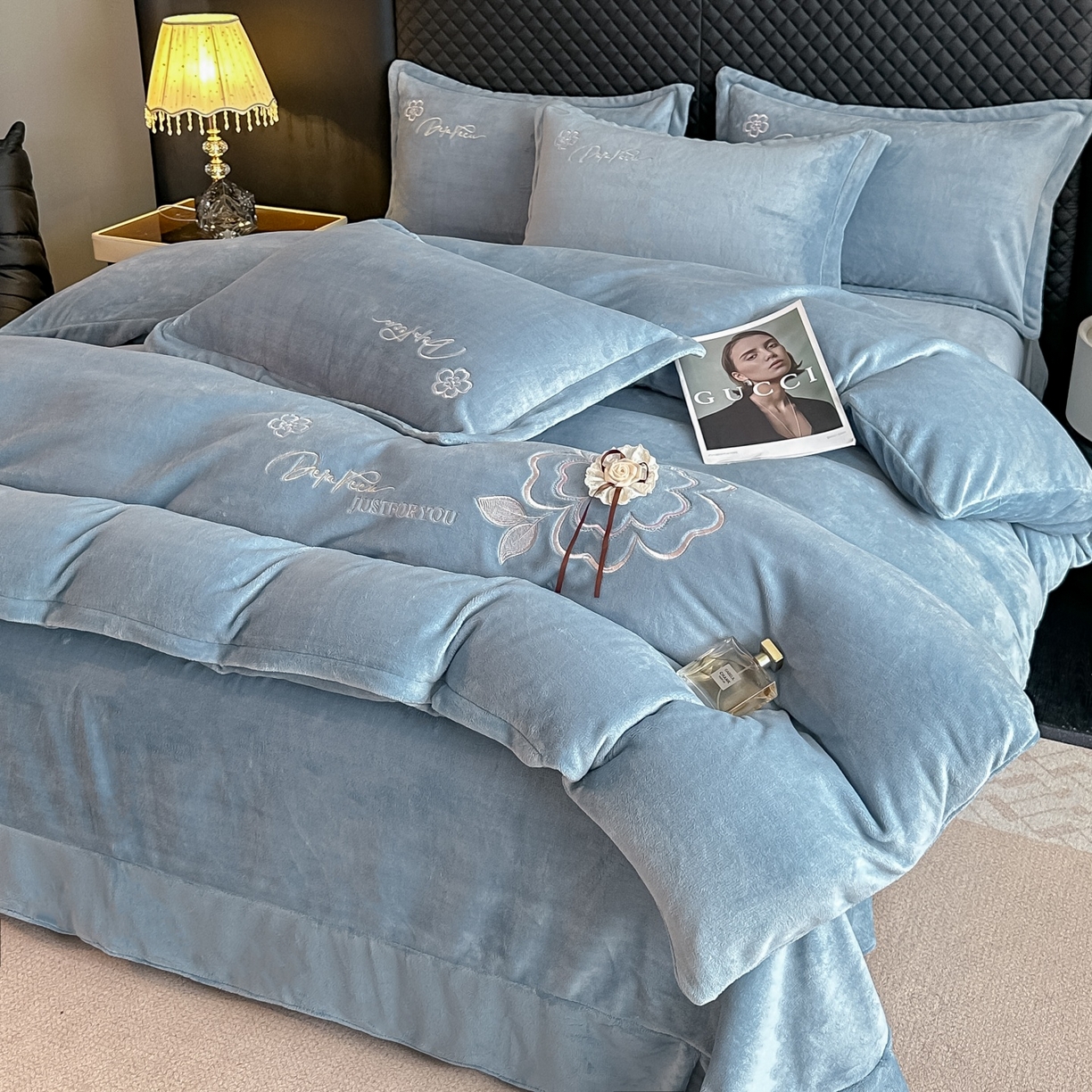 91家纺网 家纺一手货源 找家纺 梓之赫 2025新款全工艺牛奶绒手工花床盖款四件套 蓝色