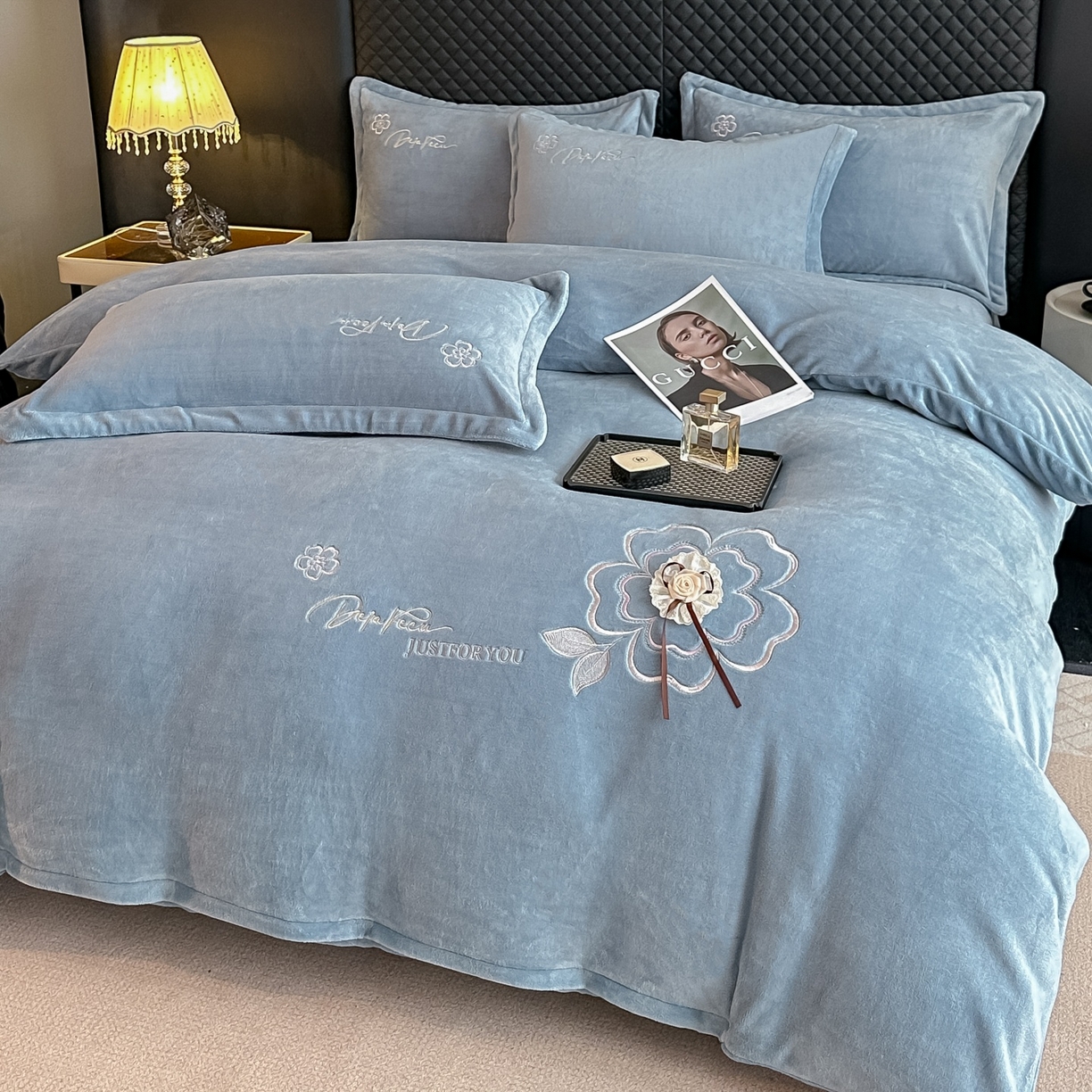 91家纺网 家纺一手货源 找家纺 梓之赫 2025新款全工艺牛奶绒手工花床盖款四件套 蓝色