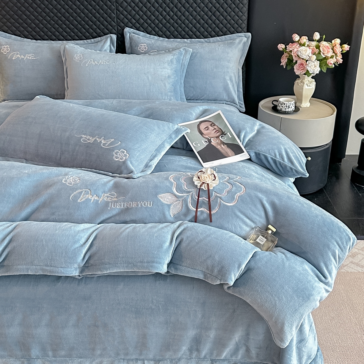 91家纺网 家纺一手货源 找家纺 梓之赫 2025新款全工艺牛奶绒手工花床盖款四件套 蓝色