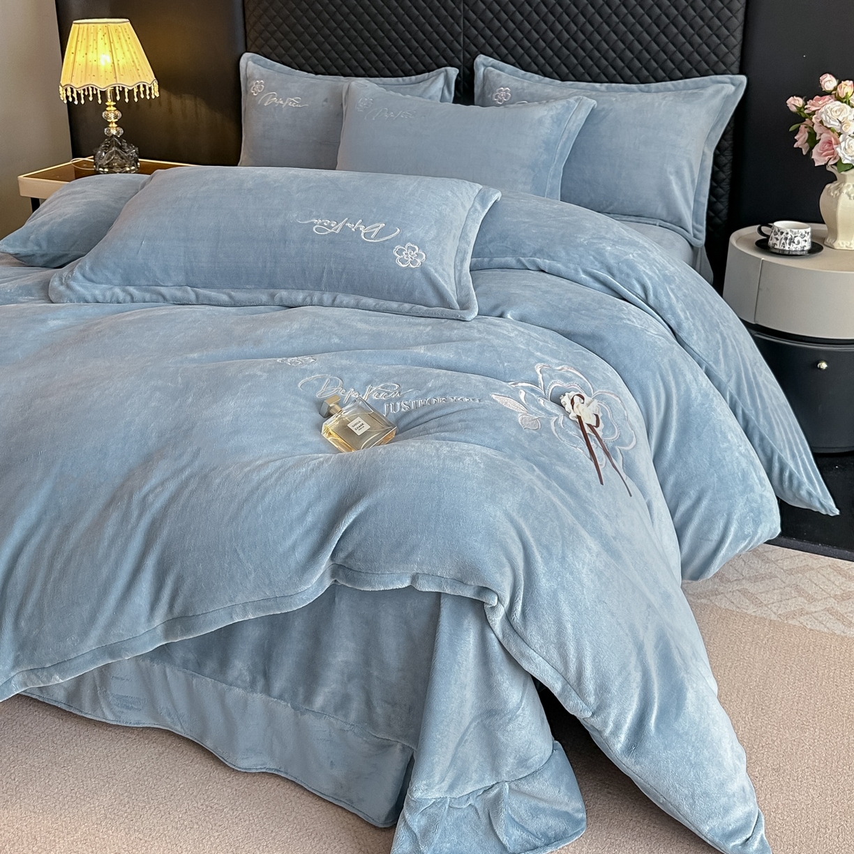 91家纺网 家纺一手货源 找家纺 梓之赫 2025新款全工艺牛奶绒手工花床盖款四件套 蓝色