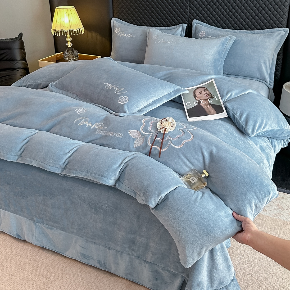 91家纺网 家纺一手货源 找家纺 梓之赫 2025新款全工艺牛奶绒手工花床盖款四件套 蓝色