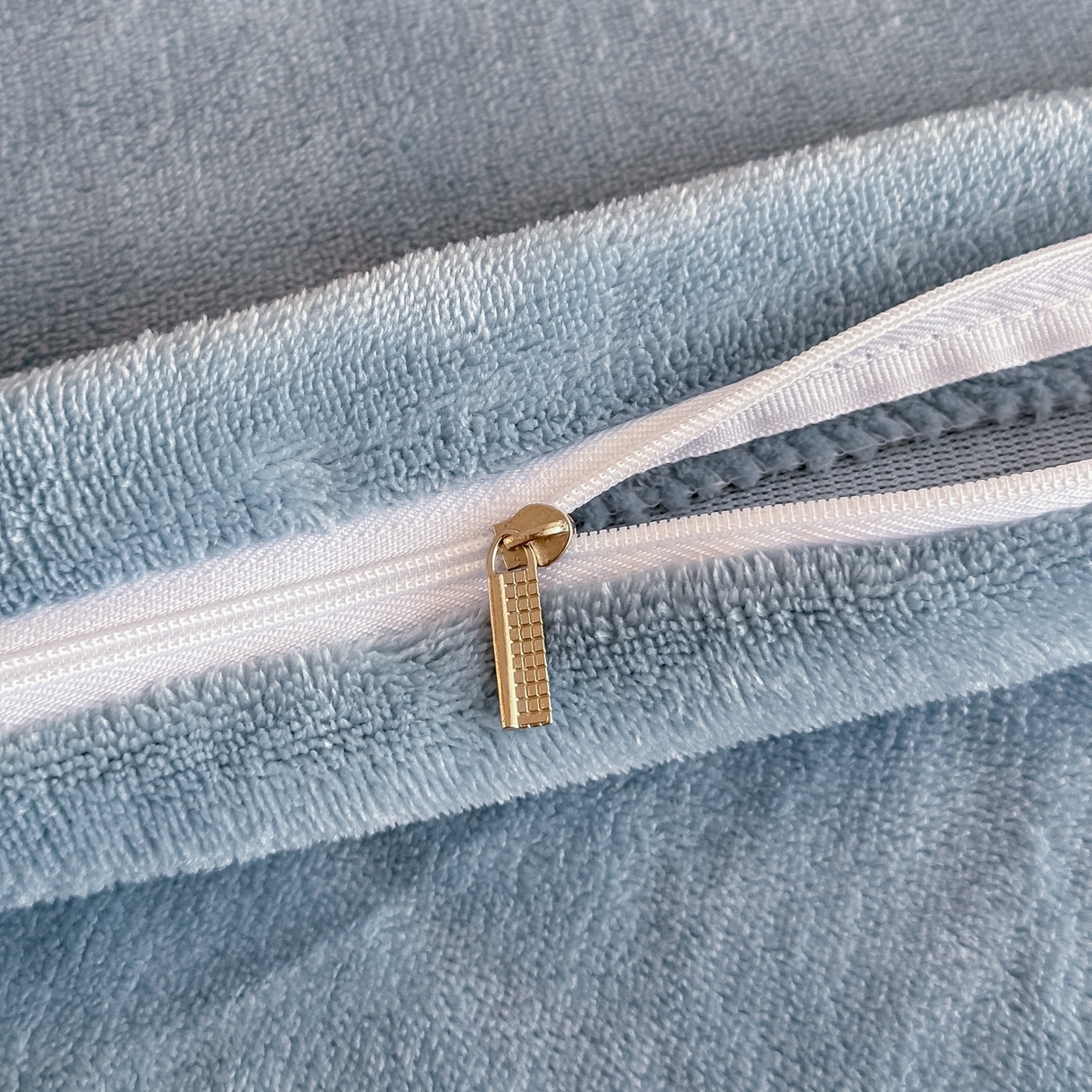 91家纺网 家纺一手货源 找家纺 梓之赫 2025新款全工艺牛奶绒手工花床盖款四件套 蓝色