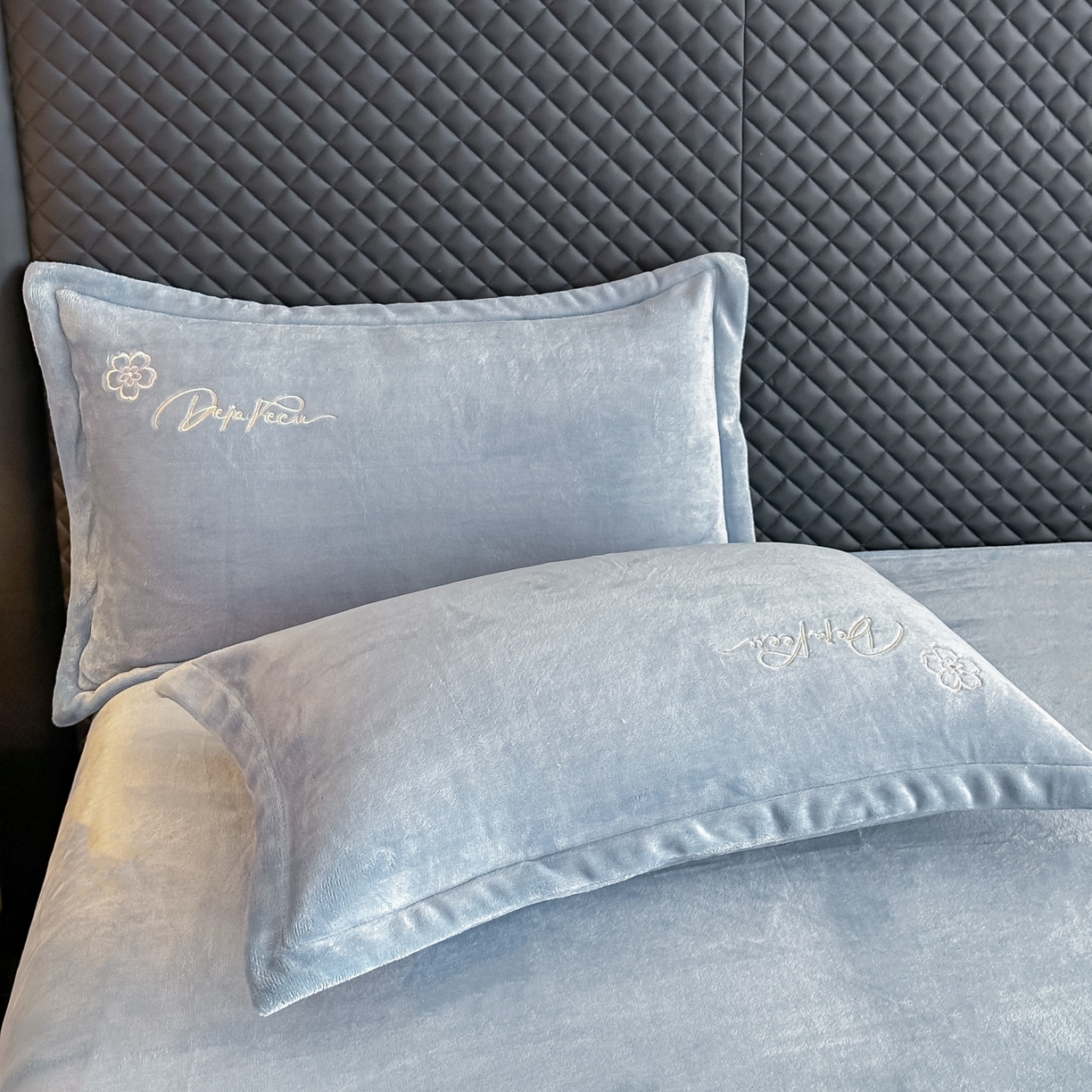 91家纺网 家纺一手货源 找家纺 梓之赫 2025新款全工艺牛奶绒手工花床盖款四件套 蓝色