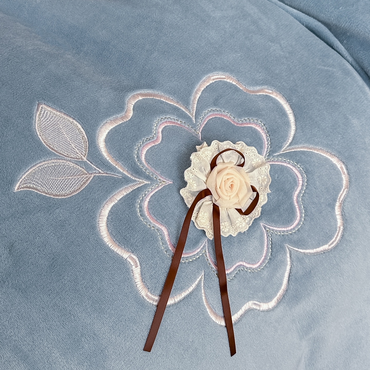 91家纺网 家纺一手货源 找家纺 梓之赫 2025新款全工艺牛奶绒手工花床盖款四件套 蓝色