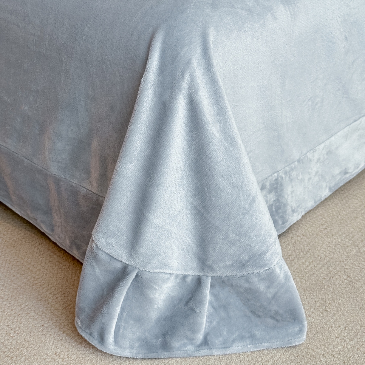 91家纺网 家纺一手货源 找家纺 梓之赫 2025新款全工艺牛奶绒手工花床盖款四件套 蓝色