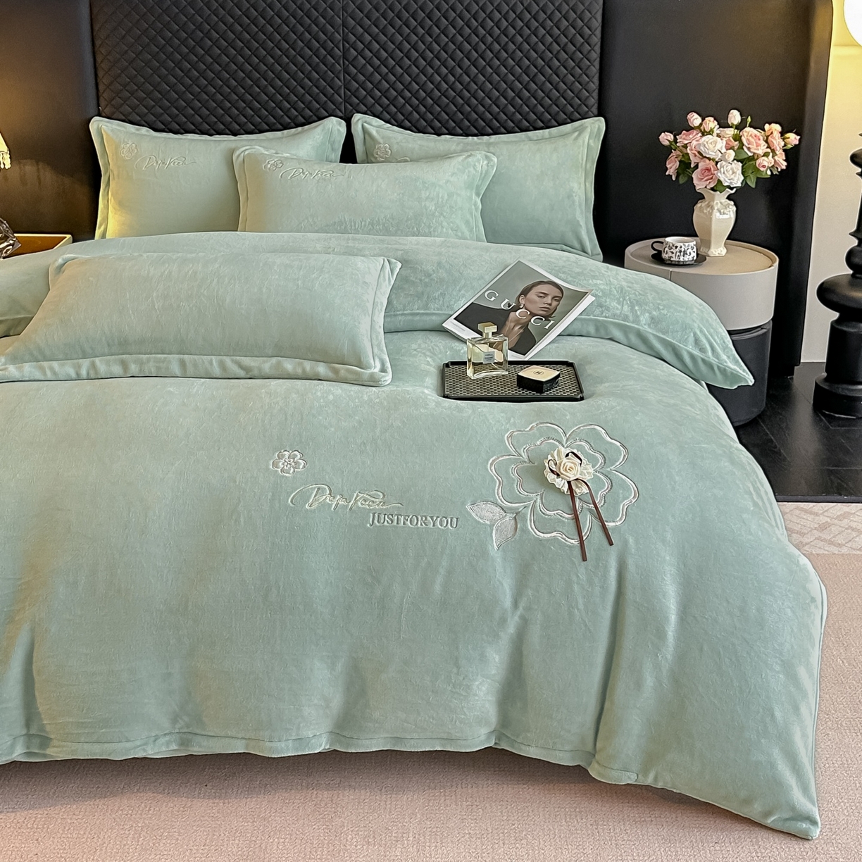 91家纺网 家纺一手货源 找家纺 梓之赫 2025新款全工艺牛奶绒手工花床盖款四件套 绿色