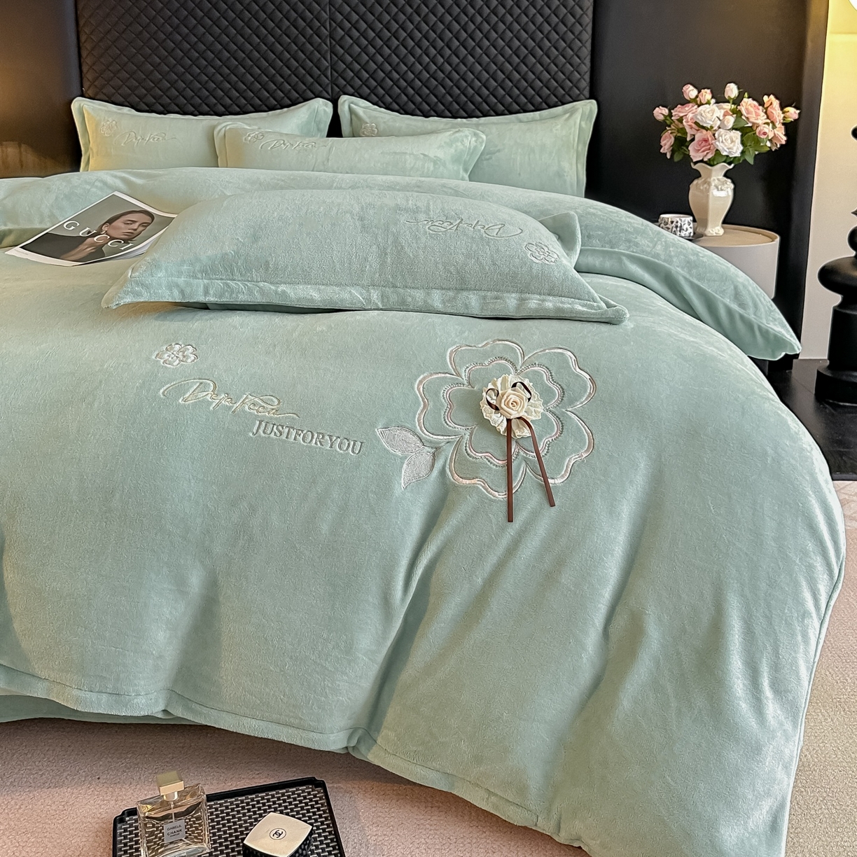 91家纺网 家纺一手货源 找家纺 梓之赫 2025新款全工艺牛奶绒手工花床盖款四件套 绿色