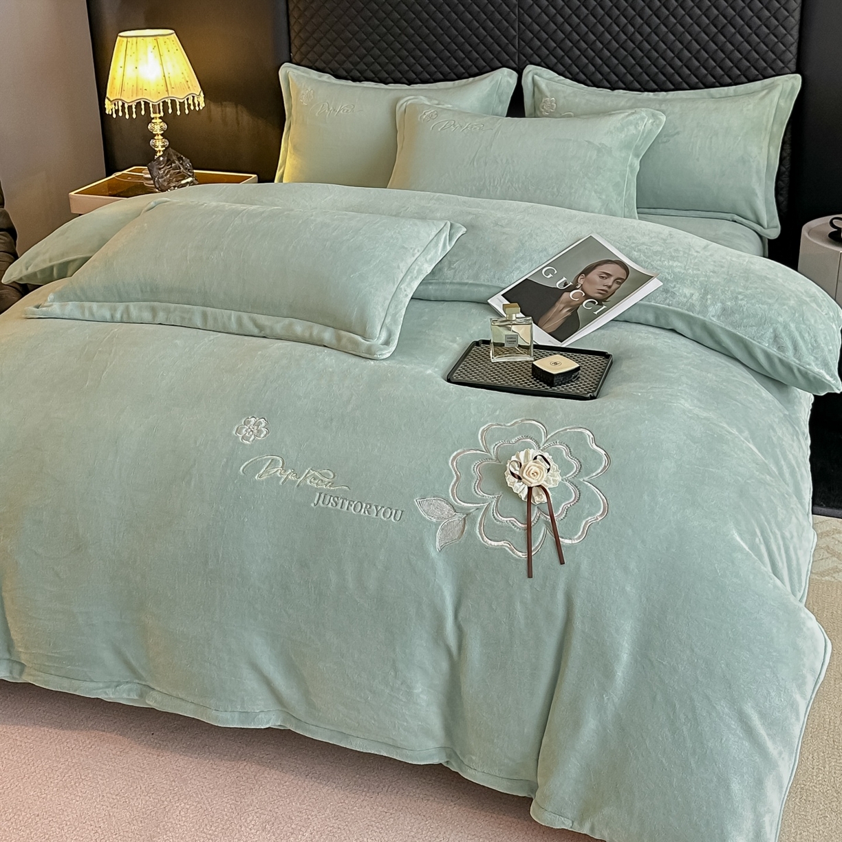 91家纺网 家纺一手货源 找家纺 梓之赫 2025新款全工艺牛奶绒手工花床盖款四件套 绿色