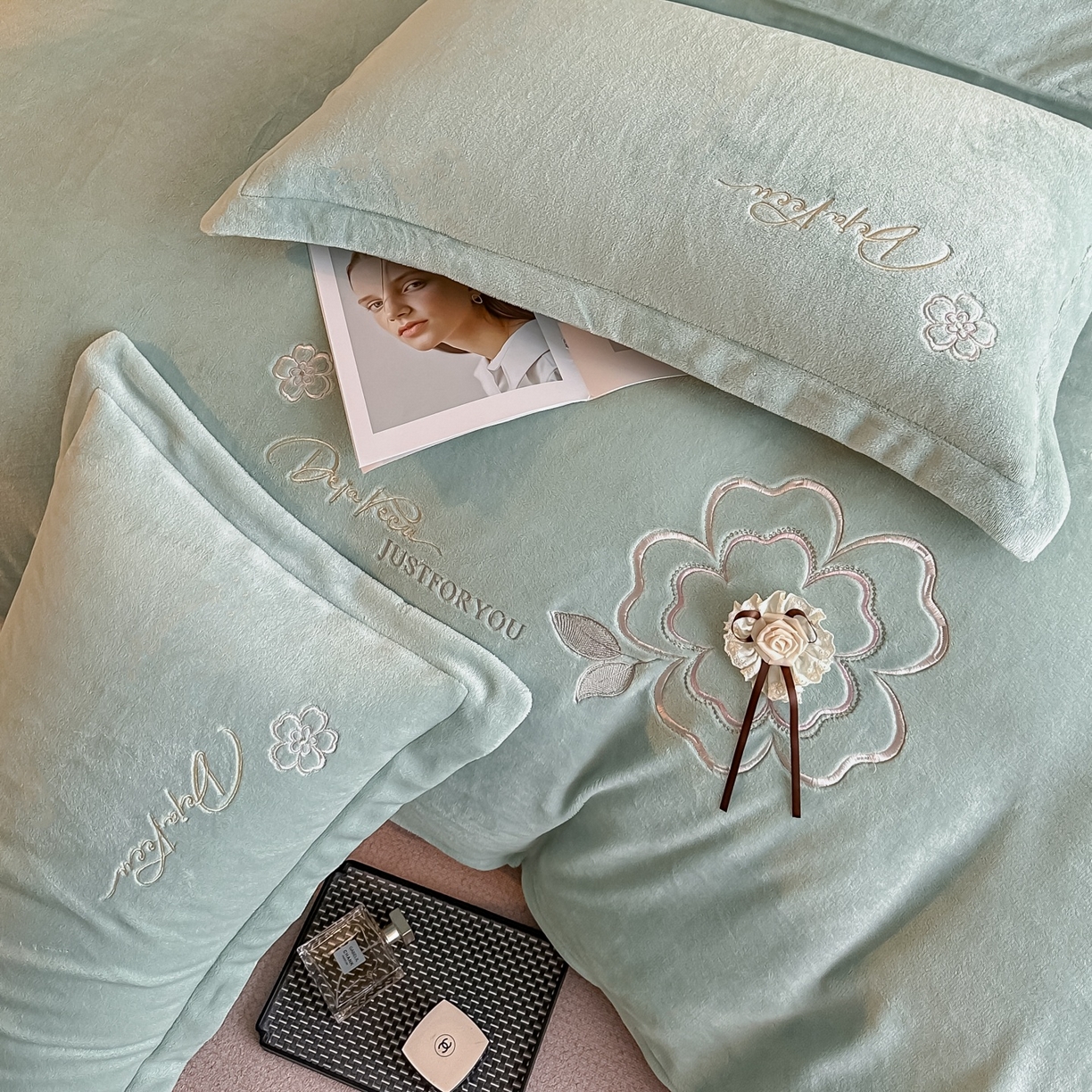 91家纺网 家纺一手货源 找家纺 梓之赫 2025新款全工艺牛奶绒手工花床盖款四件套 绿色