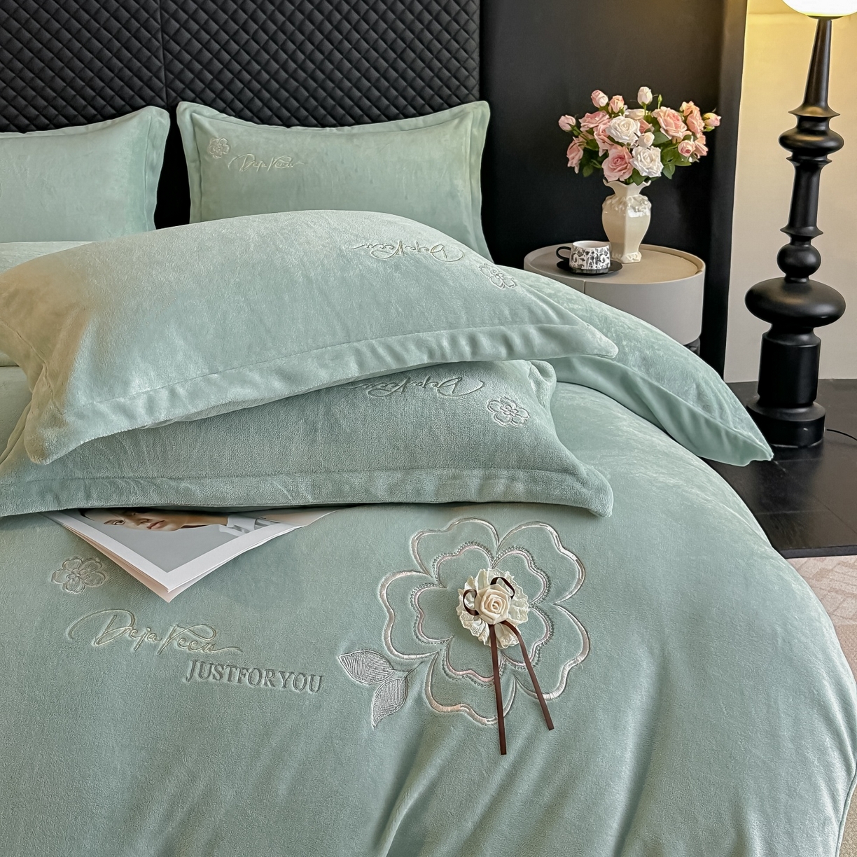 91家纺网 家纺一手货源 找家纺 梓之赫 2025新款全工艺牛奶绒手工花床盖款四件套 绿色