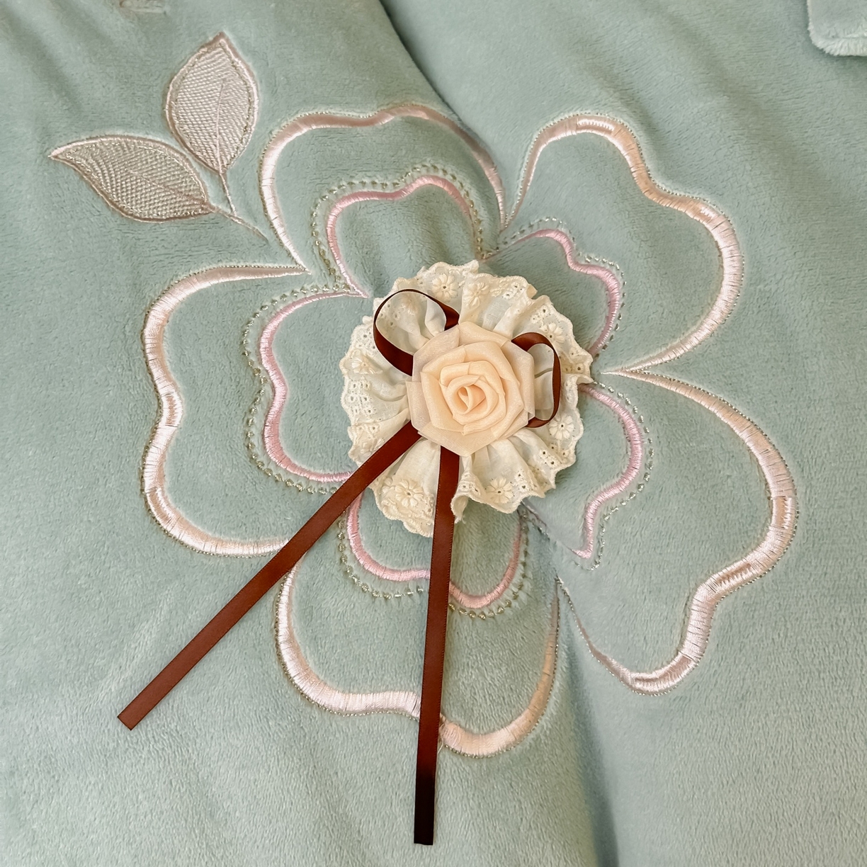 91家纺网 家纺一手货源 找家纺 梓之赫 2025新款全工艺牛奶绒手工花床盖款四件套 绿色