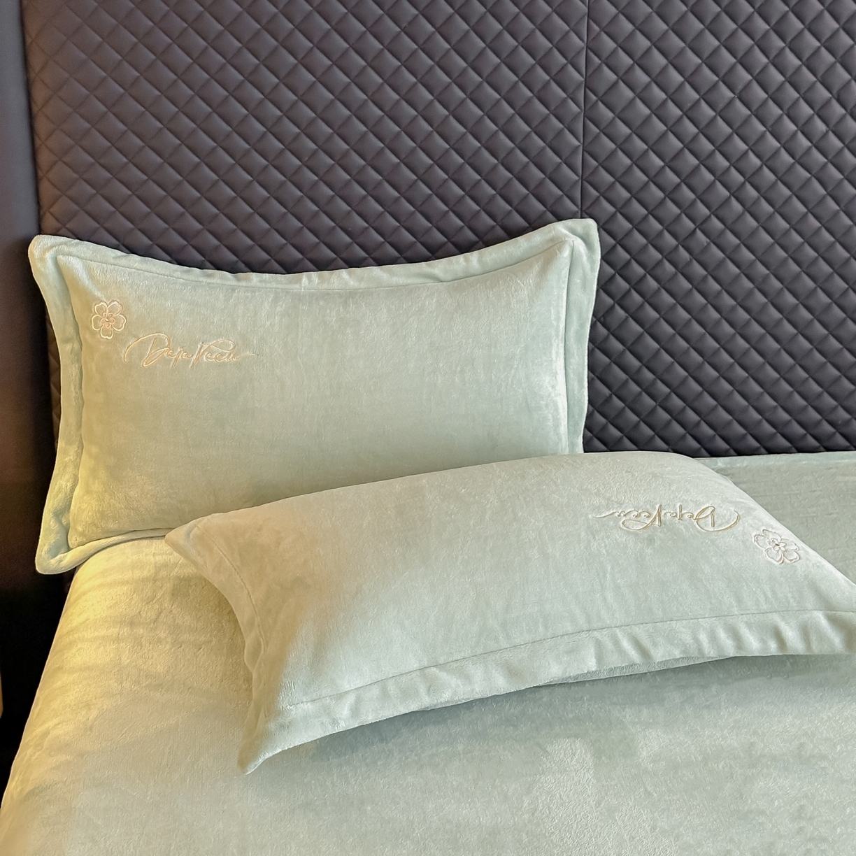 91家纺网 家纺一手货源 找家纺 梓之赫 2025新款全工艺牛奶绒手工花床盖款四件套 绿色