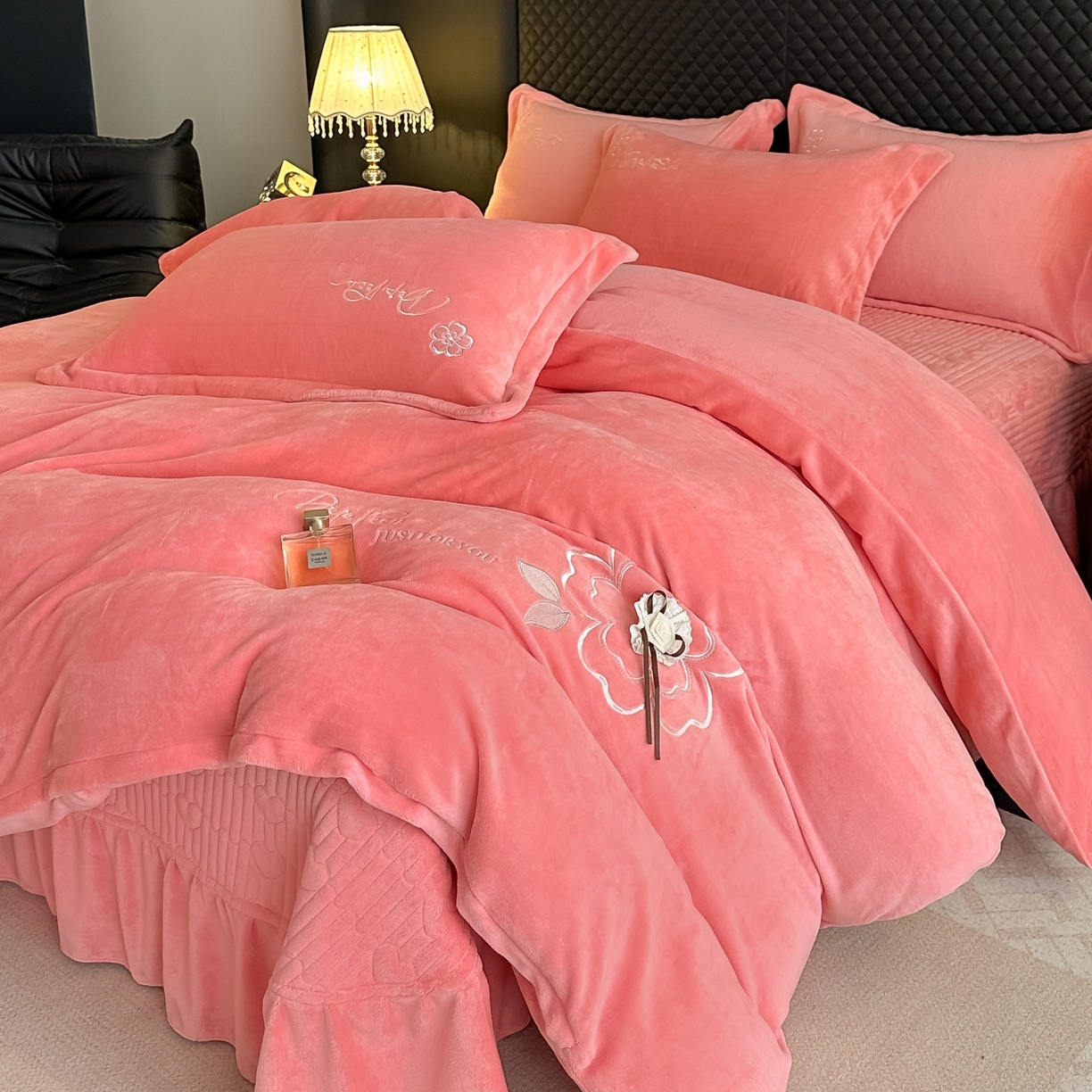 91家纺网 家纺一手货源 找家纺 梓之赫 2025新款全工艺牛奶绒手工花床盖款四件套 暖玉