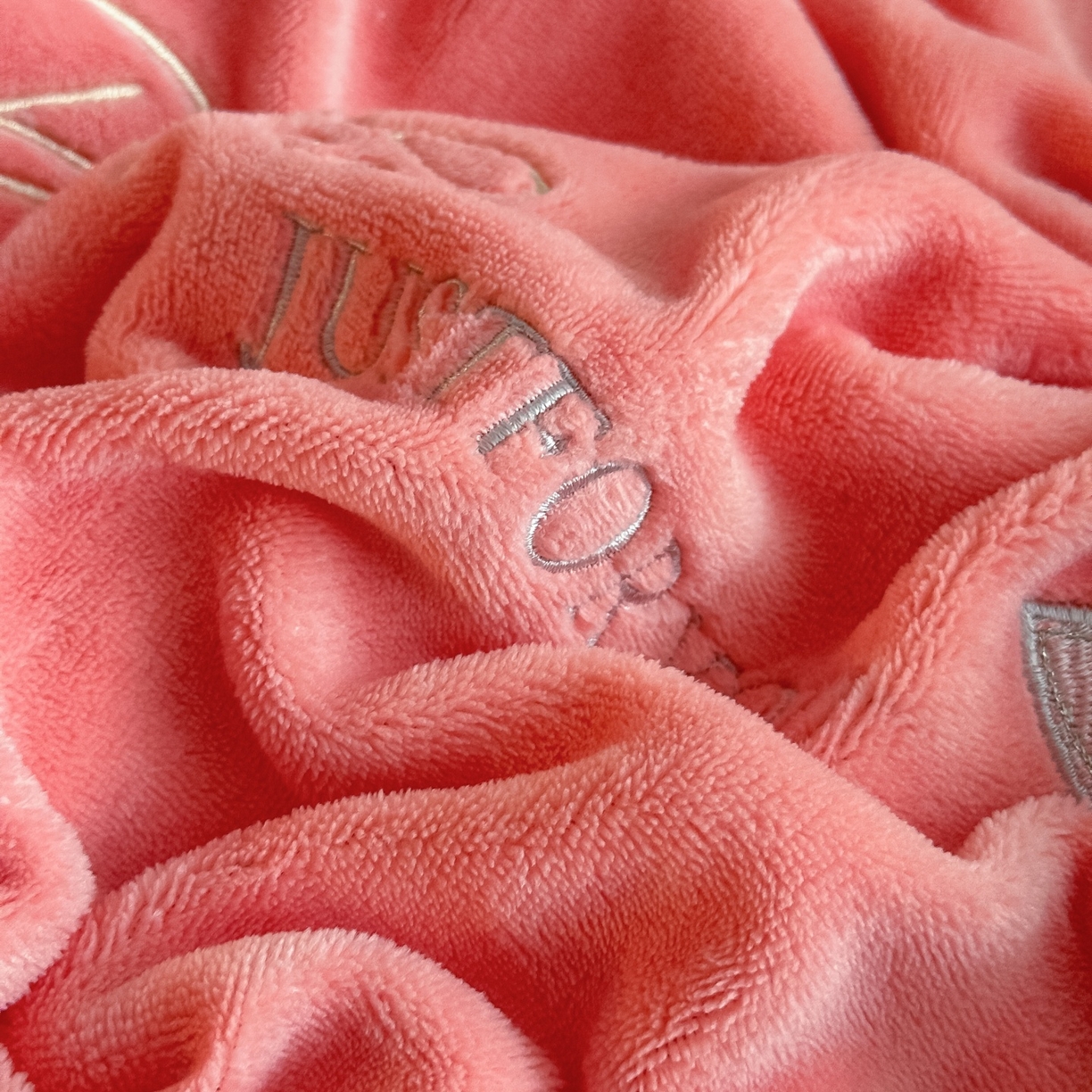 91家纺网 家纺一手货源 找家纺 梓之赫 2025新款全工艺牛奶绒手工花床盖款四件套 暖玉