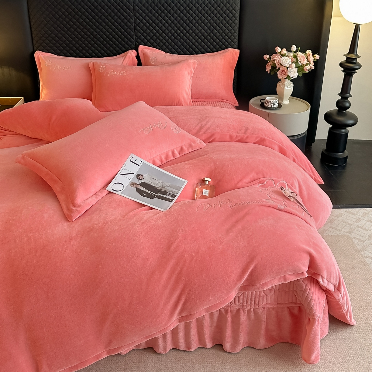 91家纺网 家纺一手货源 找家纺 梓之赫 2025新款全工艺牛奶绒手工花床盖款四件套 暖玉