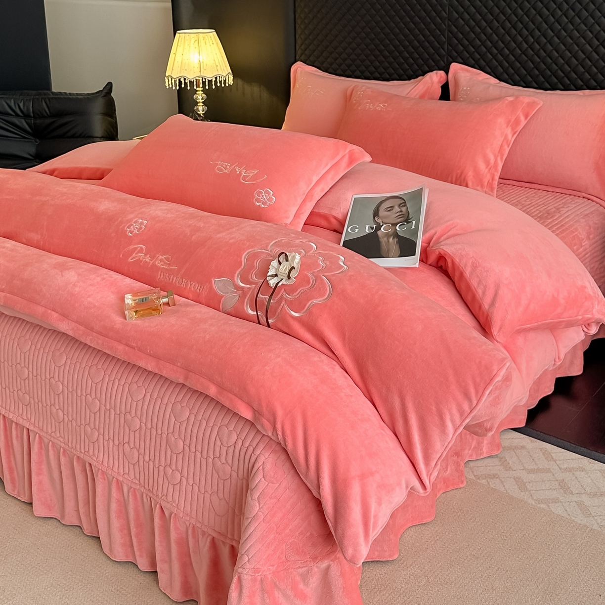 91家纺网 家纺一手货源 找家纺 梓之赫 2025新款全工艺牛奶绒手工花床盖款四件套 暖玉