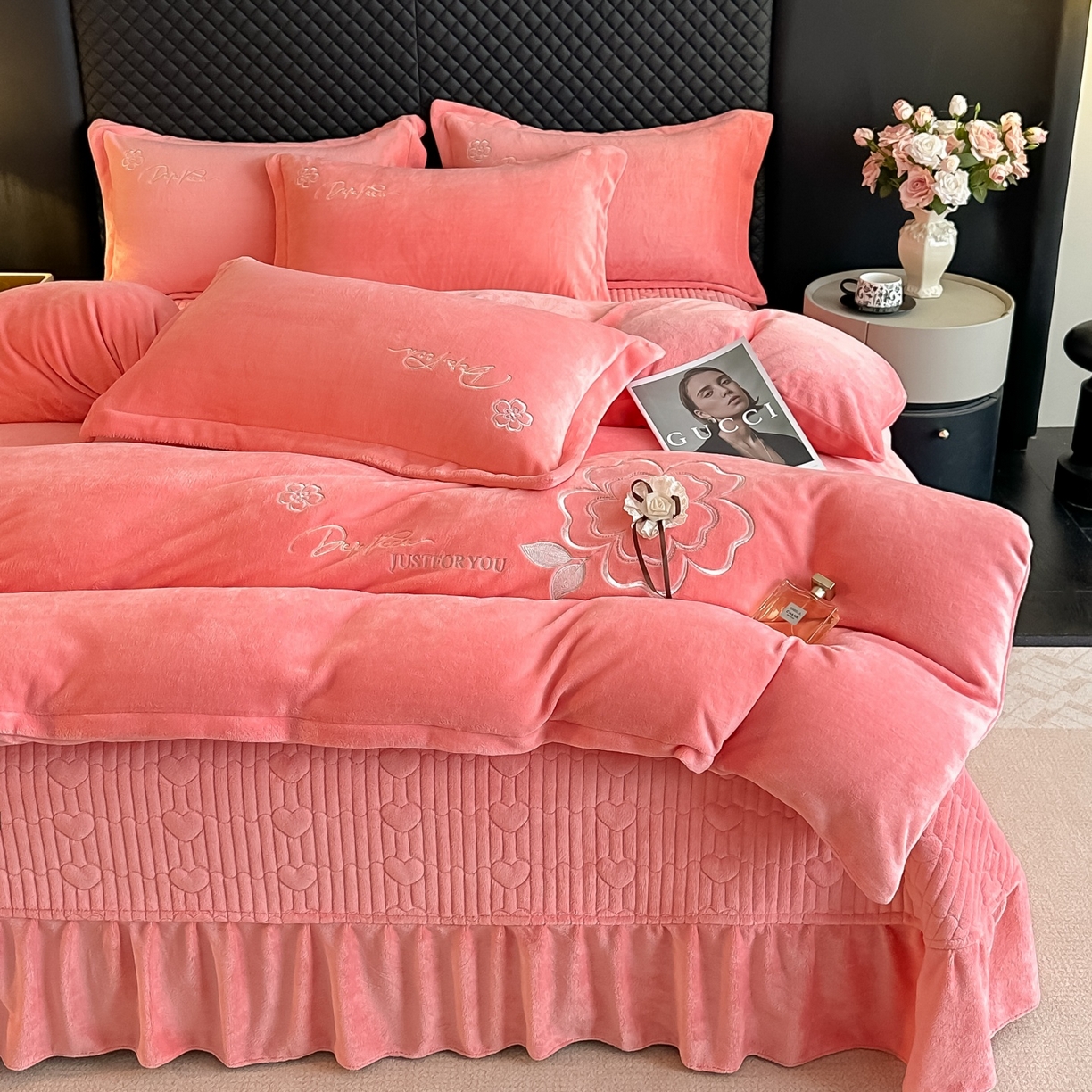 91家纺网 家纺一手货源 找家纺 梓之赫 2025新款全工艺牛奶绒手工花床盖款四件套 暖玉