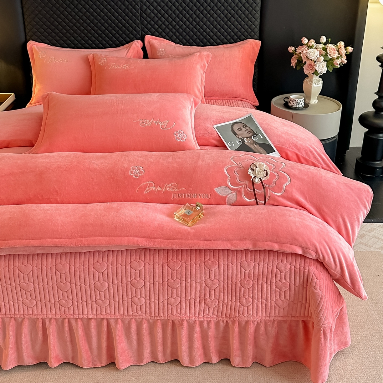 91家纺网 家纺一手货源 找家纺 梓之赫 2025新款全工艺牛奶绒手工花床盖款四件套 暖玉