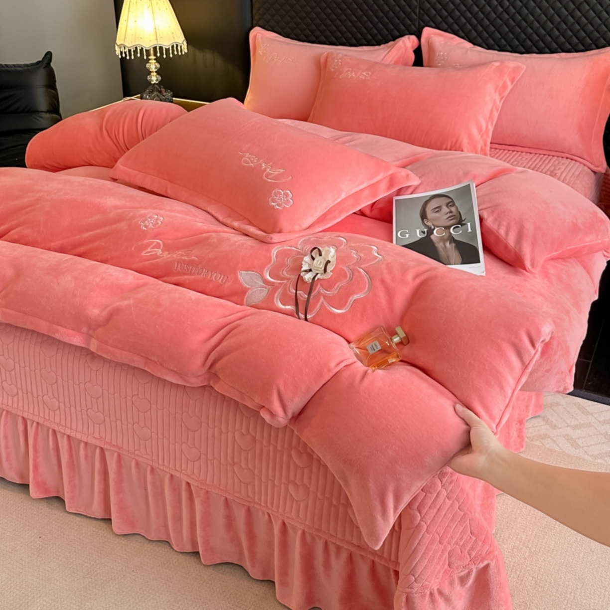 91家纺网 家纺一手货源 找家纺 梓之赫 2025新款全工艺牛奶绒手工花床盖款四件套 暖玉