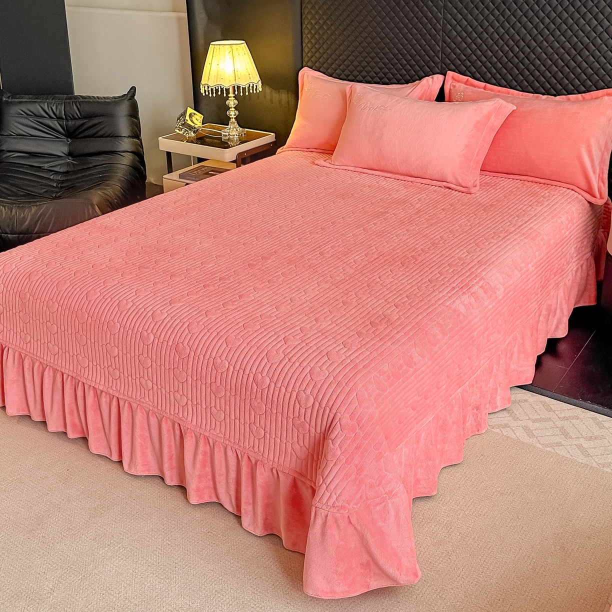 91家纺网 家纺一手货源 找家纺 梓之赫 2025新款全工艺牛奶绒手工花床盖款四件套 暖玉