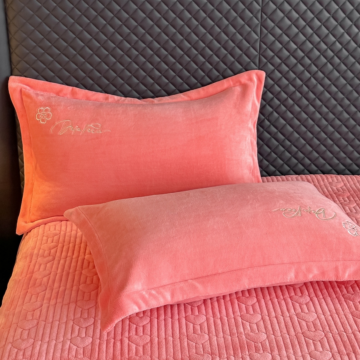 91家纺网 家纺一手货源 找家纺 梓之赫 2025新款全工艺牛奶绒手工花床盖款四件套 暖玉