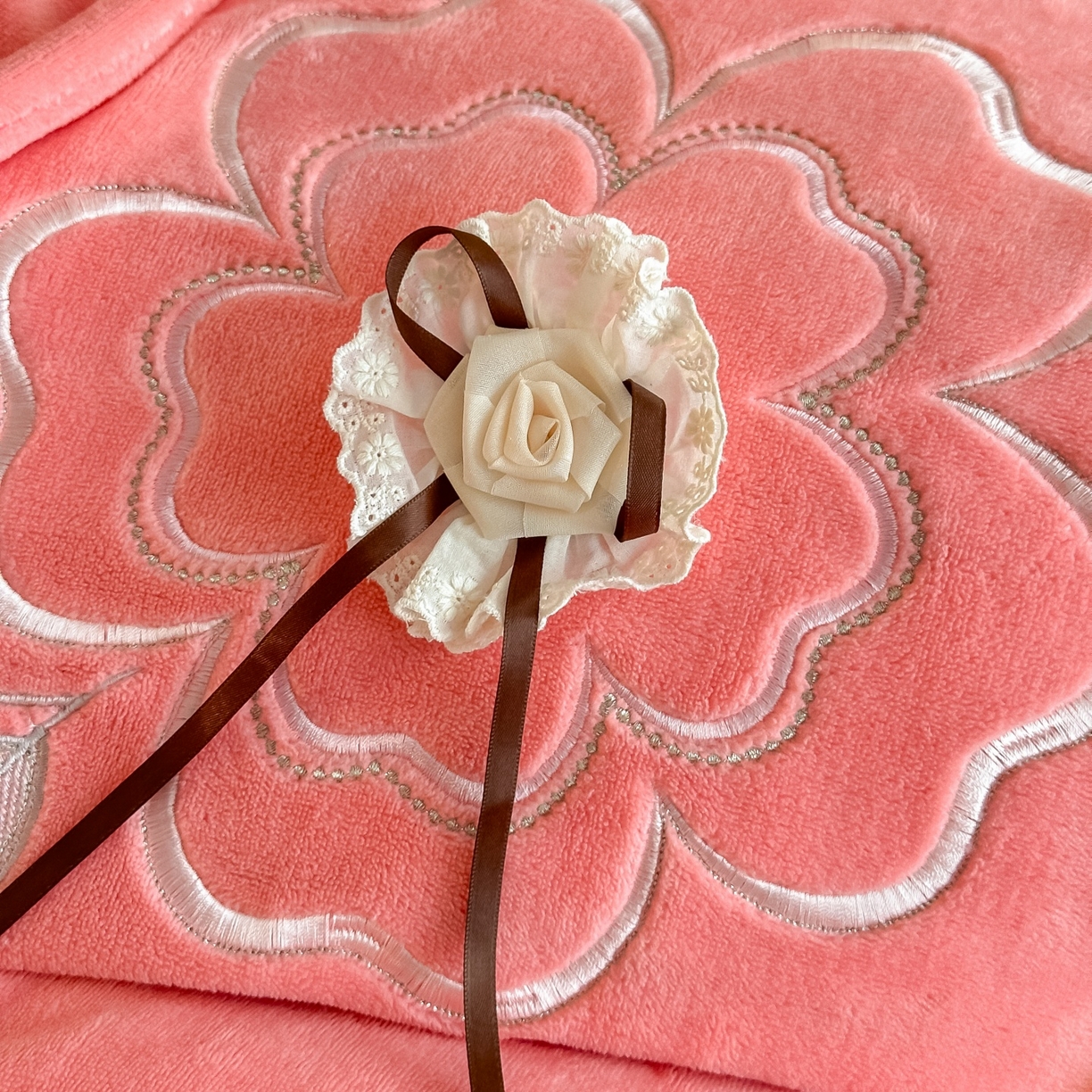 91家纺网 家纺一手货源 找家纺 梓之赫 2025新款全工艺牛奶绒手工花床盖款四件套 暖玉