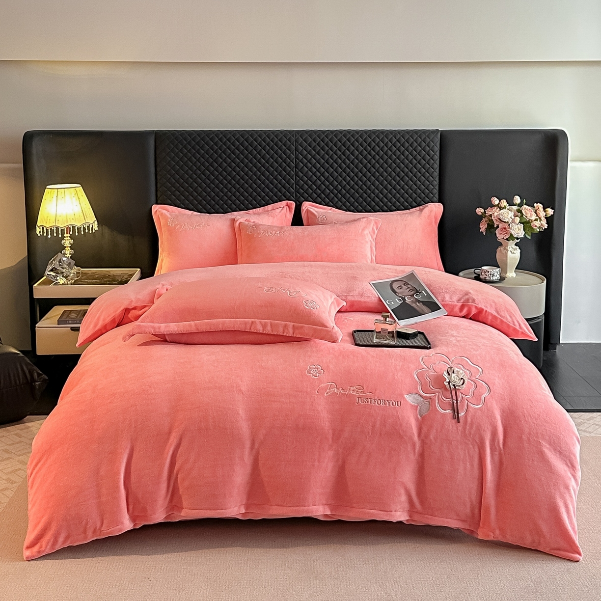 91家纺网 家纺一手货源 找家纺 梓之赫 2025新款全工艺牛奶绒手工花床盖款四件套 暖玉