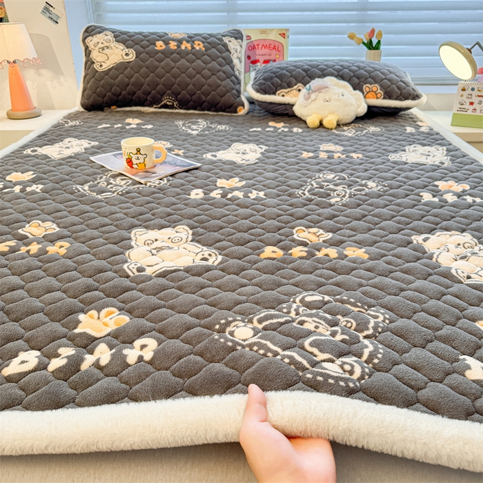 91家纺网 家纺一手货源 找家纺 （总）喜居 2025新款高克重印花牛奶绒夹棉床褥床垫子褥子床护垫