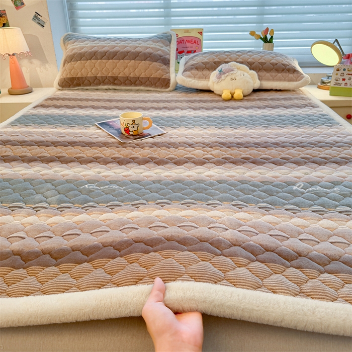 91家纺网 家纺一手货源 找家纺 （总）喜居 2025新款高克重印花牛奶绒夹棉床褥床垫子褥子床护垫