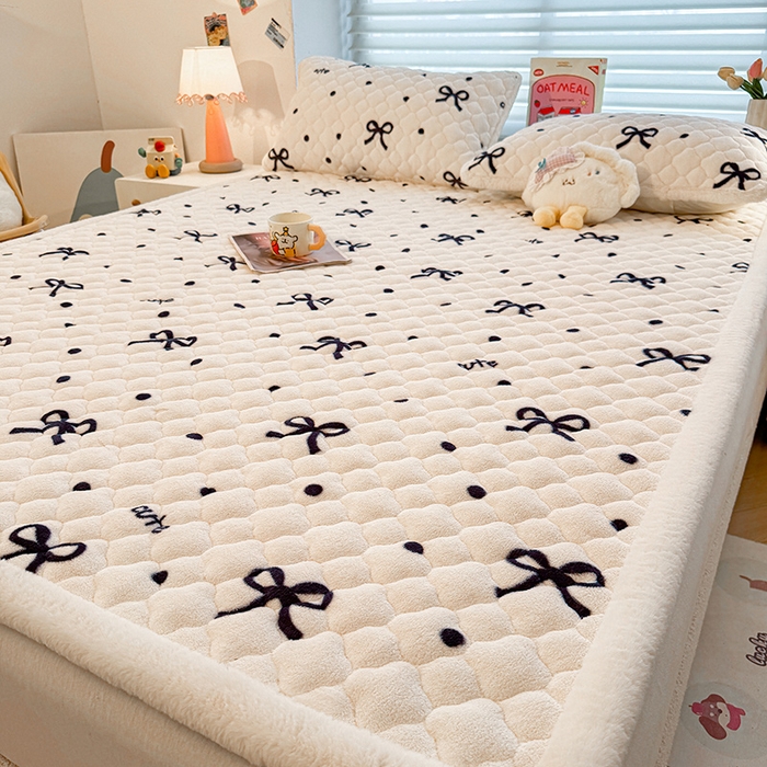 91家纺网 家纺一手货源 找家纺 喜居 2025新款高克重印花牛奶绒夹棉床褥床垫子褥子床护垫 波点蝴蝶结