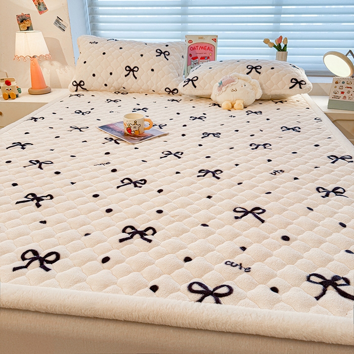 91家纺网 家纺一手货源 找家纺 喜居 2025新款高克重印花牛奶绒夹棉床褥床垫子褥子床护垫 波点蝴蝶结