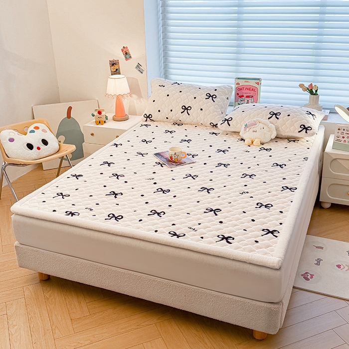 91家纺网 家纺一手货源 找家纺 喜居 2025新款高克重印花牛奶绒夹棉床褥床垫子褥子床护垫 波点蝴蝶结