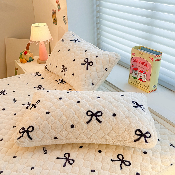 91家纺网 家纺一手货源 找家纺 喜居 2025新款高克重印花牛奶绒夹棉床褥床垫子褥子床护垫 波点蝴蝶结