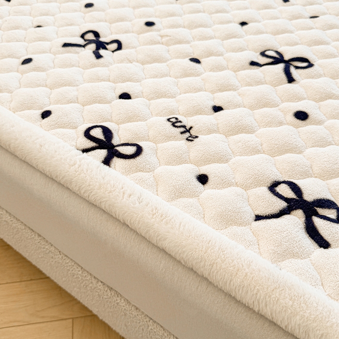 91家纺网 家纺一手货源 找家纺 喜居 2025新款高克重印花牛奶绒夹棉床褥床垫子褥子床护垫 波点蝴蝶结