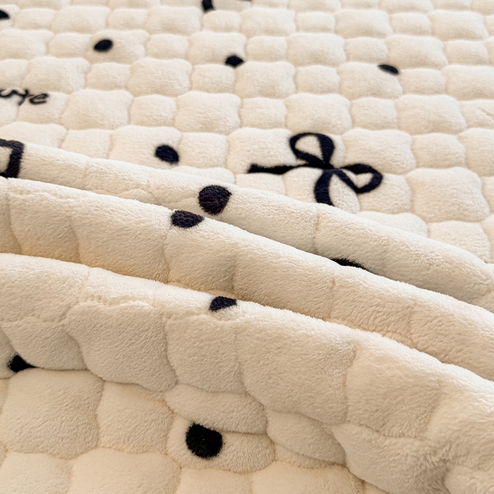 91家纺网 家纺一手货源 找家纺 喜居 2025新款高克重印花牛奶绒夹棉床褥床垫子褥子床护垫 波点蝴蝶结