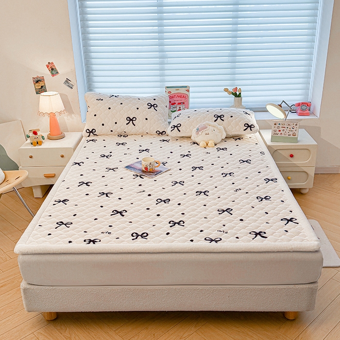 91家纺网 家纺一手货源 找家纺 喜居 2025新款高克重印花牛奶绒夹棉床褥床垫子褥子床护垫 波点蝴蝶结